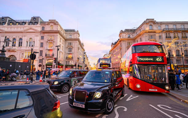 英国ロンドンのピカデリーサーカスの人と交通 - bus taxi london england double decker bus ストックフォトと画像