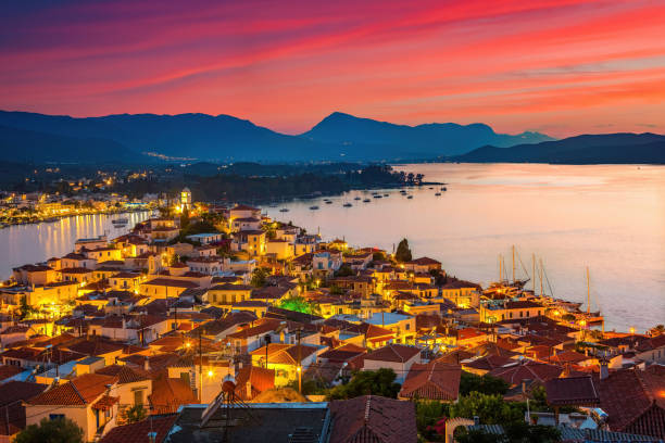 vista da ilha grega poros ao pôr do sol, greece - sea aegean sea night illuminated - fotografias e filmes do acervo