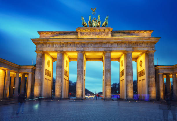 brandenburg gate at dusk, berlin - berlin germany brandenburg gate night germany imagens e fotografias de stock