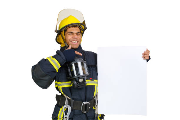 pompier tenant une feuille de papier vierge dans les mains - black and white military uniform headwear one person photos et images de collection