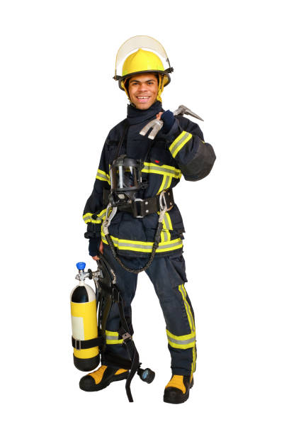 pompier avec appareil à cylindre d’air respirable et pied-de-biche - black and white military uniform headwear one person photos et images de collection