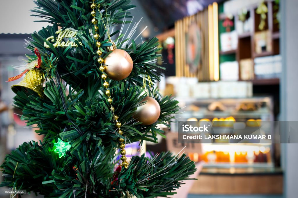 Foto de Decorado Bela Árvore Verde De Natal Da Neve Com Luz Dourada E  Presentes Decorações Interiores Da Sala e mais fotos de stock de Artigo de  decoração - iStock