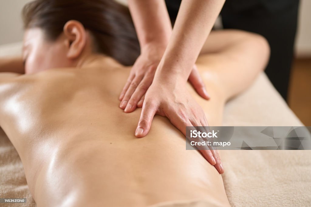 Woman receiving back massage at beauty salon - Royalty-free Masseren Stockfoto Woman receiving back massage at beauty salon - Royalty-free Masseren Stockfoto