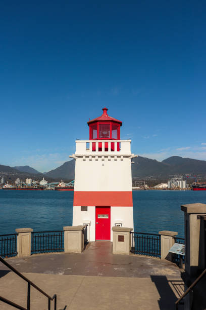 latarnia morska brockton point czerwono-biała kwadratowa wieża zbudowana w 1914 roku w stanley park w vancouver - brockton zdjęcia i obrazy z banku zdjęć
