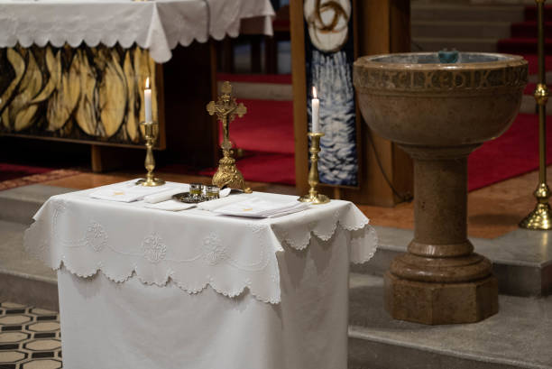 белая скатерть на алтаре в церкви с реквизитом на - baptism altar jesus christ church стоковые фото и изображения