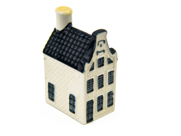 casas en miniatura con frontones holandeses. loza azul de delft. - dutch culture delft souvenir blue fotografías e imágenes de stock