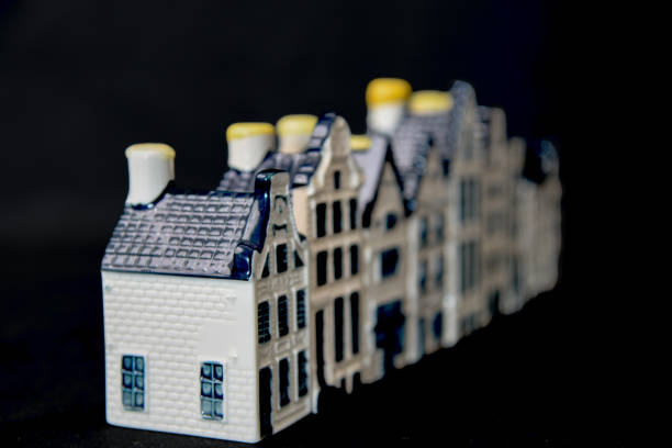 casas en miniatura con frontones holandeses. loza azul de delft. - dutch culture delft souvenir blue fotografías e imágenes de stock