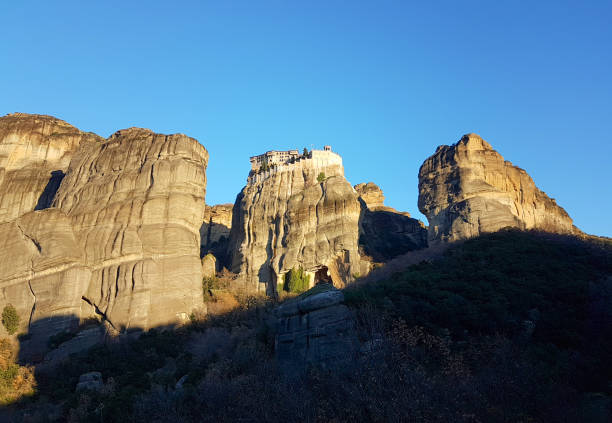 mosteiro de meteora na cidade de kalampaka greece igrejas cristãs ortodoxas em rochas cênicas altas - meteora monk monastery greece - fotografias e filmes do acervo