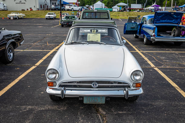 1966サンビームタイガーコンバーチブル - editorial front view sunlight light effect ストックフォトと画像