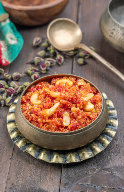 gajar ka halwa è un delizioso budino dolce da dessert a base di carote del punjab, in india. servito in inverno, matrimoni e festival. - cake carrot carrot cake dessert foto e immagini stock