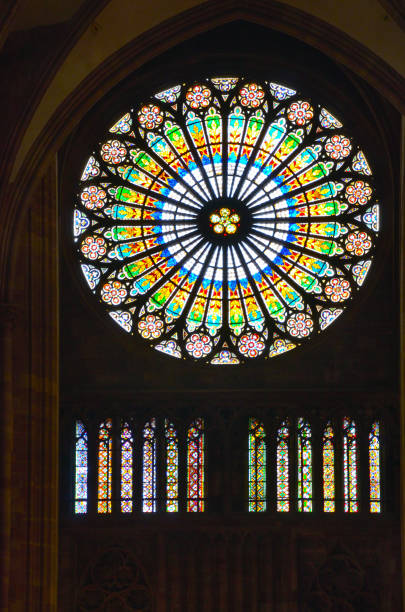 rosace de notre-dame de strasbourg - stained glass glass art church photos et images de collection