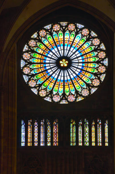 rosone di notre dame de strasbourg - stained glass glass art church foto e immagini stock