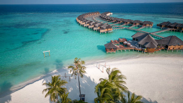 maldives hôtel station balnéaire sur l’île tropicale avec vue aérienne par drone - maldives photos et images de collection