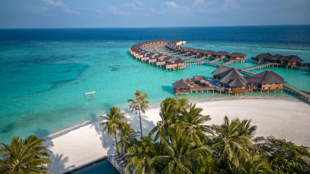 resort sulla spiaggia dell'hotel delle maldive sull'isola tropicale con vista aerea del drone - isole maldive foto e immagini stock