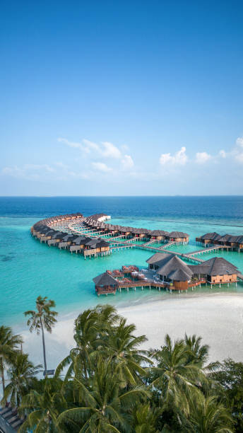 resort sulla spiaggia dell'hotel delle maldive sull'isola tropicale con vista aerea del drone - travel luxury aerial view beach foto e immagini stock