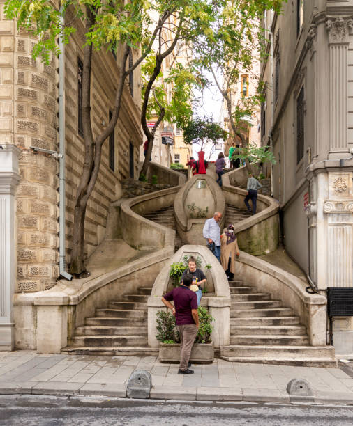 kamondo stairs, famosa scala pedonale che conduce alla torre di galata, costruita nel 1870, istanbul, turchia - camondo foto e immagini stock