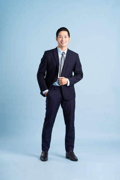 青の背景にスーツを着たアジアの実業家のポートレート - asian ethnicity suit business men ストックフォトと画像