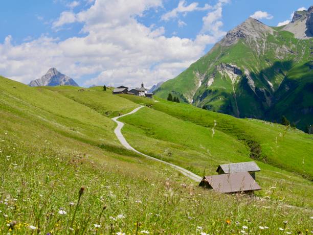 vista panoramica dell'antico villaggio walser buerstegg nelle alpi austriache. lech am arlberg, vorarlberg, austria. - vorarlberg foto e immagini stock