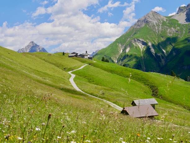 панорамный вид на древнюю деревню вальзер бюрштегг в австрийских альпах. лех-ам-арльберг, форарльберг, австрия. - lechtal alps стоковые фото и изображения