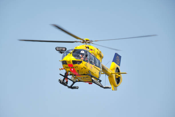 helicóptero de rescate adac amarillo flotando en el aire, vista frontal. - rescue helicopter coast guard protection fotografías e imágenes de stock