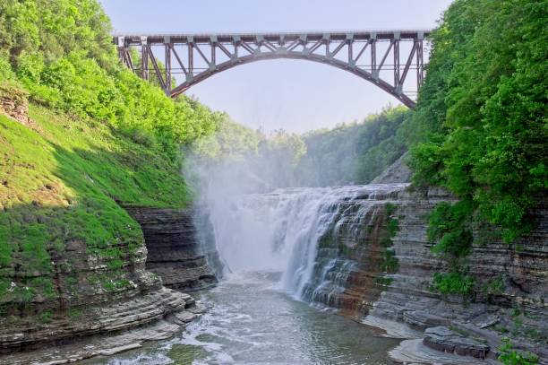 most norfolk southern railroad przecina rzekę genesee w pobliżu górnej części parku stanowego letchworth w nowym jorku - letchworth state park zdjęcia i obrazy z banku zdjęć