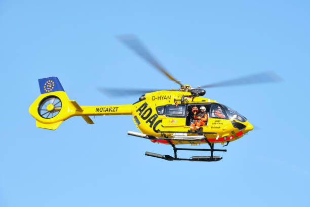fliegender rettungshubschrauber vor blauem himmel, adac ambulanzflug. - rescue helicopter coast guard protection stock-fotos und bilder