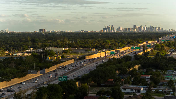 harte hauptverkehrszeiten auf der 7th avenue in der wohngegend von golden glades, north miami, in der abenddämmerung. luftaufnahme in richtung der abgelegenen innenstadt von miami. - interstate 95 stock-fotos und bilder