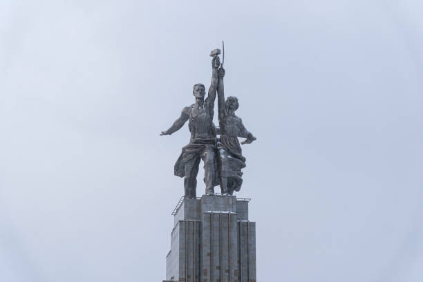 monumento al trabajador y al agricultor colectivo. moscú - arquitectura estalinista fotografías e imágenes de stock