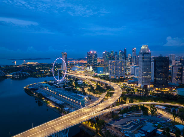 vista aerea del quartiere degli affari e della città di singapore al crepuscolo a singapore, asia - singapore street business sky foto e immagini stock