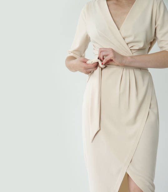 上品でシンプルなベージュのビスコースのサマードレスを着た女性のスタジオショット。 - ラップドレス ストックフォトと画像