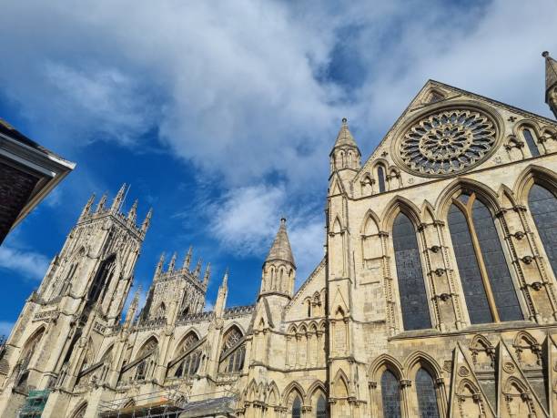 ujęcie york minster pod niskim kątem pod zachmurzonym niebem - archiitecture and buildings zdjęcia i obrazy z banku zdjęć