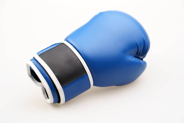 singolo guantone da boxe blu isolato su uno sfondo bianco - rubber sports glove equipment isolated foto e immagini stock