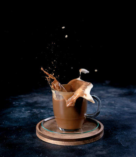 splash da una tazza di caffè - black coffee drink chocolate coffee foto e immagini stock