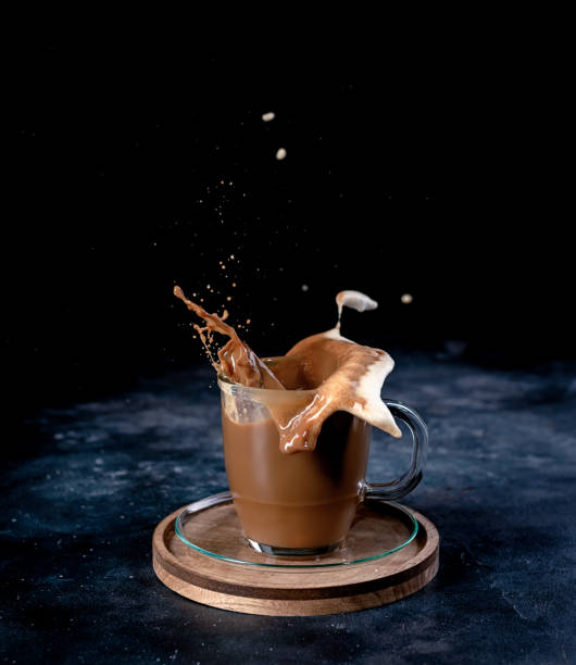 coffee splash from a cup - cafe macchiato latté heat coffee imagens e fotografias de stock