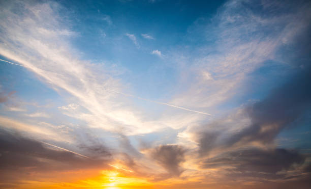 majestätischer sonnenuntergang - dramatischer himmel stock-fotos und bilder