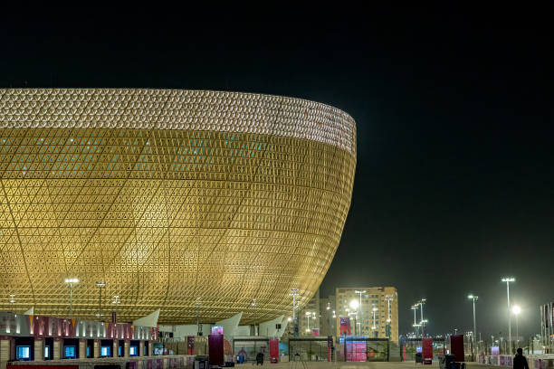 vista dello stadio lusail dall'esterno - soccer fifa world cup soccer ball ball foto e immagini stock