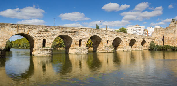 메리다의 과디아나 강 위의 역사적인 로마 다리 (푸 엔테 로마나)의 파노라마 스톡 사진