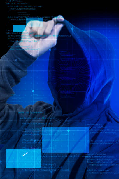 i pericoli del furto di identità, hacker che indossa felpa nera con cappuccio, hacking sicurezza del programma informatico - business stealing top secret confidential foto e immagini stock