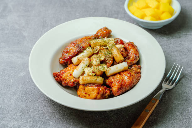 pollo yangnyeom, pollo frito sazonado coreano: este plato es pollo sazonado cortado en trozos, frito y mezclado con salsa de soja, gochujang u otras salsas. - wing spicy chicken wings chicken sauces fotografías e imágenes de stock