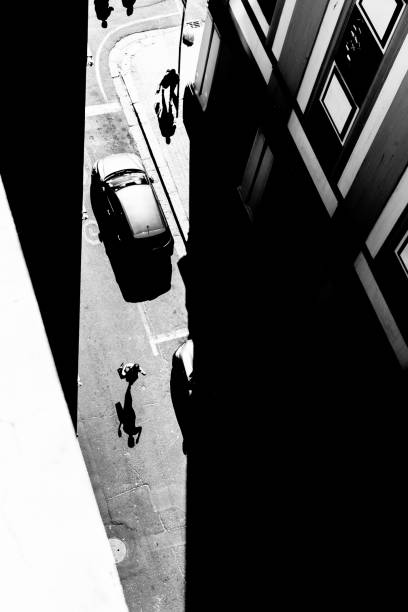 imagem em preto e branco de um edifício de pedestres - foto de acervo
