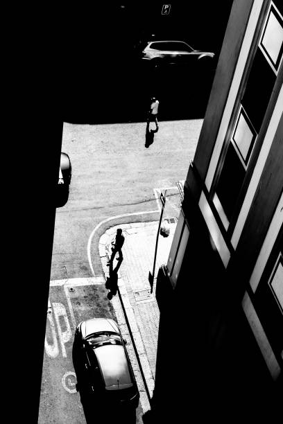 czarno-biały obraz z budynku dla pieszych – zdjęcie