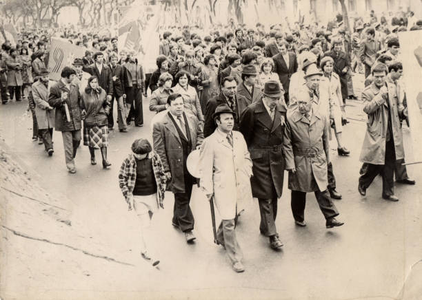 на старинной фотографии изображены люди на демонстрации в честь победы в великой отечественной войне, 9 мая 1977 года. - прежний советский союз стоковые фото и изображения
