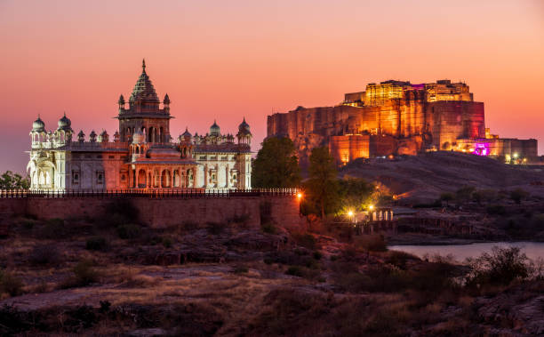 fort mehrangharh i mauzoleum jaswant thada o zachodzie słońca, jodhpur, radżastan, indie - mehrangarh zdjęcia i obrazy z banku zdjęć