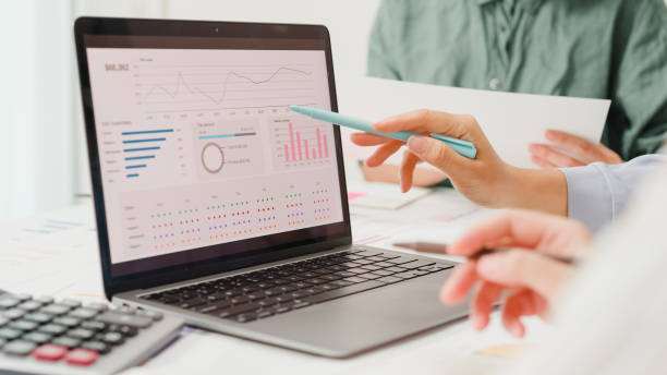 zbliżenie grupy azjatyckich biznesmenów na spotkaniu omawia plan projektu i wyniki finansowe w biurze. - stock market analyzing computer finance zdjęcia i obrazy z banku zdjęć