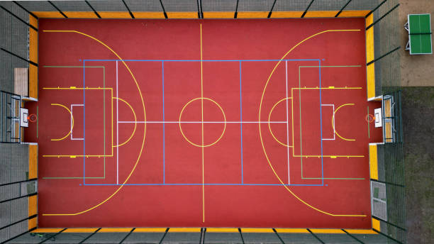 multifunctional outdoor playground for ball games at school. green artificial turf from a plastic carpet with lines. basketball hoops and soccer goals. around the grabbing high net and guardrails , multifunctional, guardrails, function, barriers parque infantil multifuncional al aire libre para juegos de pelota en la escuela. césped artificial verde de una alfombra de plástico con líneas. aros de baloncesto y porterías de fútbol. alrededor de la red alta de agarre y barandillas, tartán