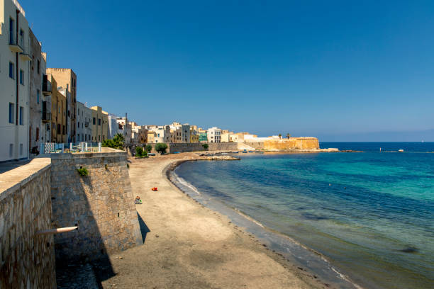 praia rochosa e fortaleza na praia de mura di tramontana, ao norte do centro histórico da cidade de trapani, sicília - trapani - fotografias e filmes do acervo