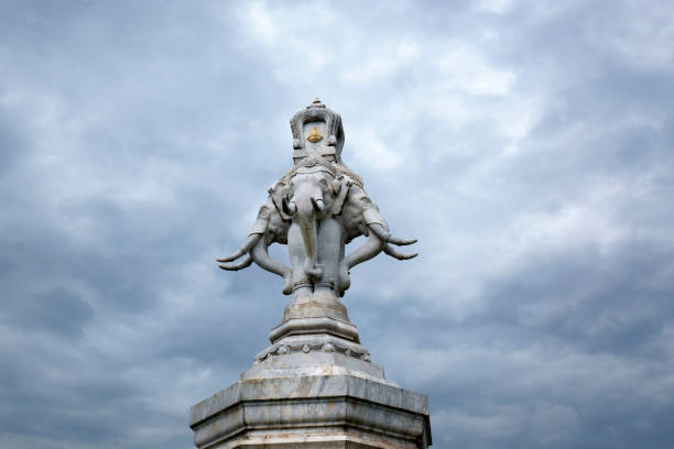 elefante de cuatro cabezas, erawan, estatua en el casco antiguo de bangkok - florida weather urban scene dramatic sky fotografías e imágenes de stock