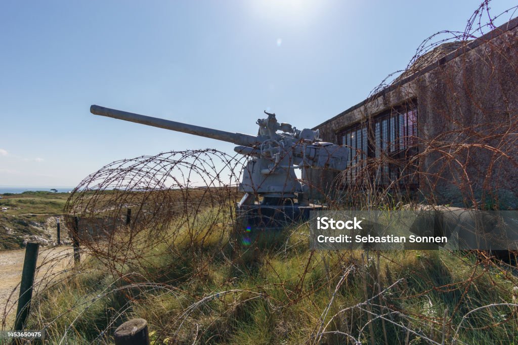 Old anti aircraft gun of german Wehrmacht as memorial of World War 2 in front of the Atlantic Battle Memorial Museum, Camaret-sur-Mer, Brittany France Abandoned Stock Photo