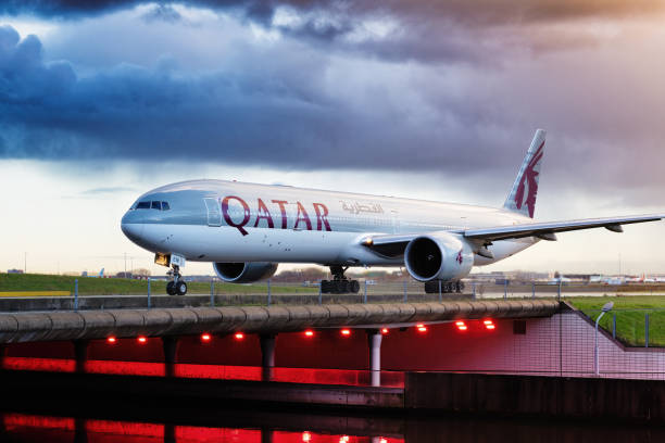 boeing 777 de qatar airways rodando a la pista en el aeropuerto de amsterdam schiphol - bowing fotografías e imágenes de stock