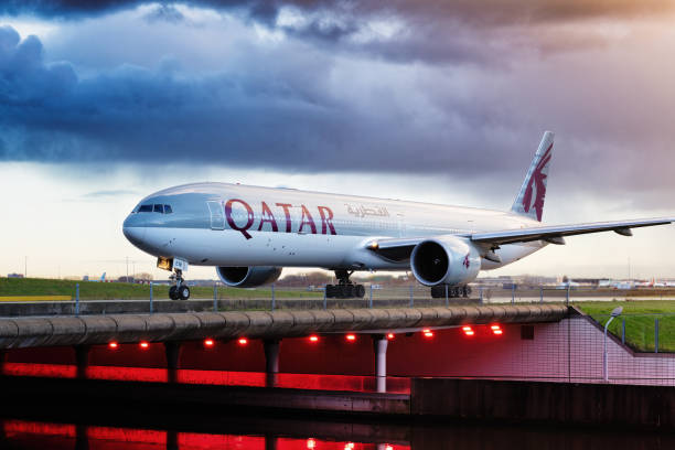 boeing 777 qatar airways выруливает на взлетно-посадочную полосу в аэропорту амстердама схипхол - boeing стоковые фото и изображения